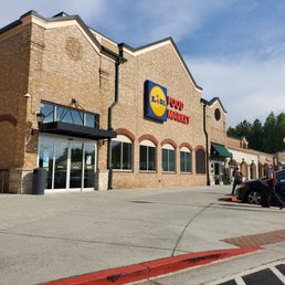 the front of a grocery store