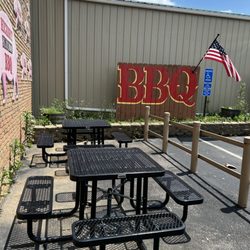 Fatback's Barbecue - Outdoor seating