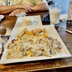 Don Matias Restaurante - Pollo con Champiñones, Yuca Frita, Arroz Blanco & Batido de Guanabana en Leche.