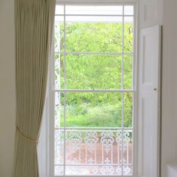 Pret A Vivre - Bedroom of ground floor flat. - Shades & Blinds Near Me - Islington, XGL Pret A Vivre - Bedroom of ground floor flat. - Shades & Blinds Near Me - Islington, XGL