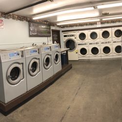 E-Z Wash Laundromat - What a great sign for the wash n fold.