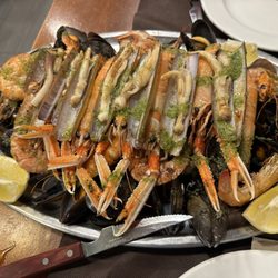 Maxi - Razor clams, shrimp (cooked 3 ways), and mussels