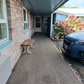 Bridge Street Inn - Sidewalk bumpy. - Hotels Near Me - Baker City, Oregon