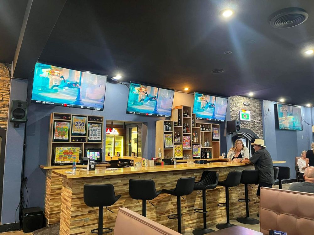 SIDE CHICK SPORTS BAR 845 Valley Mall Pkwy, East Wenatchee