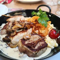 Restaurant Gaisbock - Alp Pfanne - Schweine und Kalb Medaillons mit röstzwiebeln, schwammerl Soße und käsespätzle