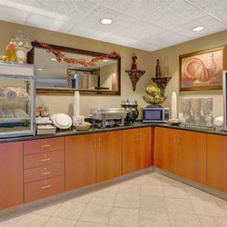 Microtel Inn & Suites by Wyndham Indianapolis Airport - Breakfast Area