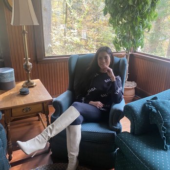 Fox Creek Inn - Relaxing in the living room - Hotels Near Me - Chittenden, Vermont Fox Creek Inn - Relaxing in the living room - Hotels Near Me - Chittenden, Vermont
