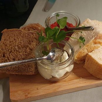 Restaurant Jagdhaus Heiligendamm - Vorspeise: Frisches Brot mit Frischkäse und Tomaten Püree - German Near Me - Bad Doberan, MV Restaurant Jagdhaus Heiligendamm - Vorspeise: Frisches Brot mit Frischkäse und Tomaten Püree - German Near Me - Bad Doberan, MV