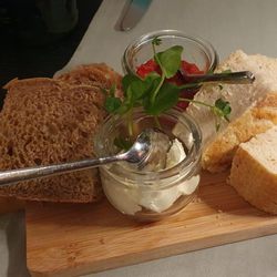 Restaurant Jagdhaus Heiligendamm - Vorspeise: Frisches Brot mit Frischkäse und Tomaten Püree