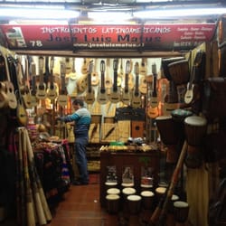 Jose Luis Matus - Fachada del local con todos sus instrumentos
