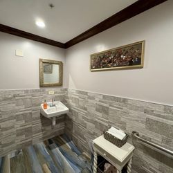 Palm & Ivy - Ladies restroom