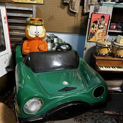 Antique Court Of Shoppes - Huge Garfield car