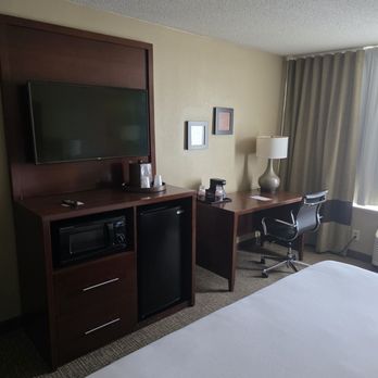Comfort Inn - King bed room inl. microwave & mini-fridge plus one side chair with ottoman. - Hotels Near Me - Memphis, Tennessee