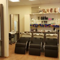 Salon Fraschak - Ein Blick in den Salon zu den Waschbecken