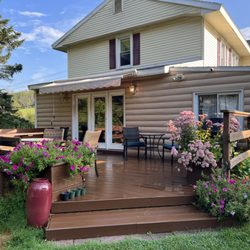 Mountain Treasure Bed and Breakfast - Back deck, clean decorated with flowers, place to seat and eat dinner, or read