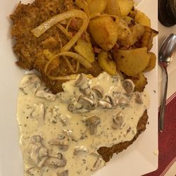 Restaurant Alte Aue - 300g Schweineschnitzel mit Pilzrahmsoße und Speckbratkartoffeln