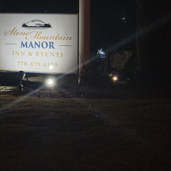 Stone Mountain Manor - Venue/property sign at night. - Hotels Near Me - Stone Mountain, Georgia