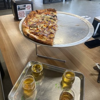 Formula Brewing - 1/2 bbq chicken pizza 1/2 veggie pizza and beer flight - Beer Gardens Near Me - Issaquah, Washington