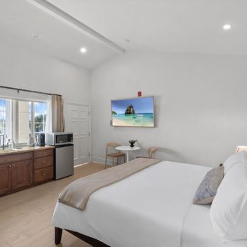 Bella Notte - King-size bed, workspace, kitchenette, and 65" Hisense TV - Hotels Near Me - Santa Cruz, California