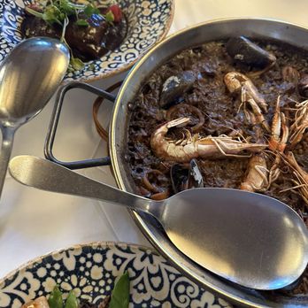 Les Quinze Nits - Seafood Paella - Mediterranean Near Me - Barcelona, B Les Quinze Nits - Seafood Paella - Mediterranean Near Me - Barcelona, B