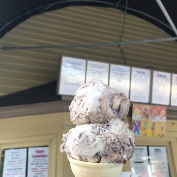 Dairy King - Vanilla ice cream with Peanut butter - Ice Cream & Frozen Yogurt Near Me - Plymouth, Michigan