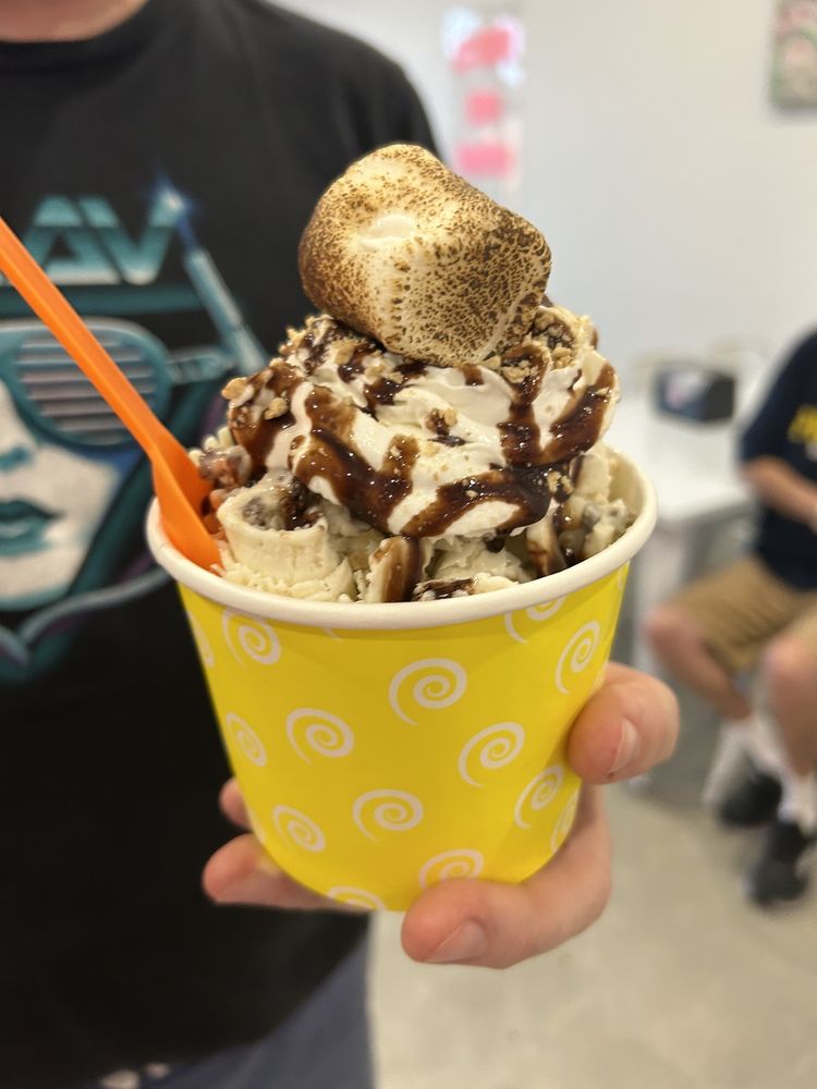 Roll'n Stone Ice Cream Logo