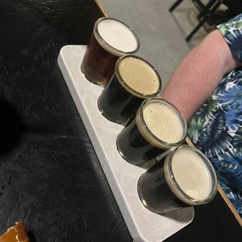 Maui Brewing - Beer flight - Brewpubs Near Me - Lahaina, Hawaii