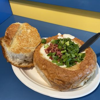 Splash Cafe - Bread Bowl of Clam Chowder - American Near Me - Pismo Beach, California