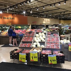 Hannaford Supermarkets - Lots of fresh produce