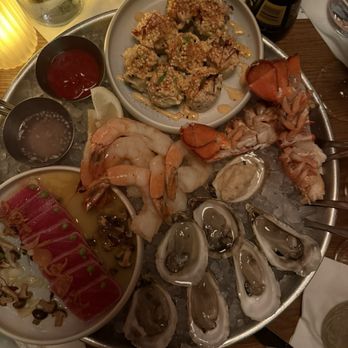 Earls Kitchen + Bar - Seafood tower - Cocktail Bars Near Me - Honolulu, Hawaii Earls Kitchen + Bar - Seafood tower - Cocktail Bars Near Me - Honolulu, Hawaii