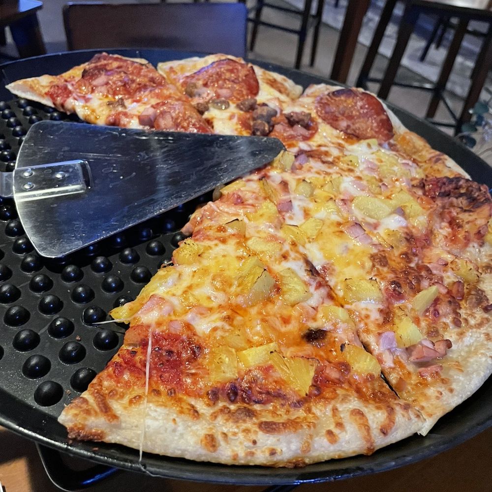 All meat and Hawaiian pizza All meat and Hawaiian pizza