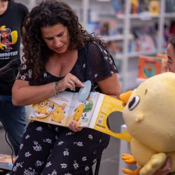 MiJa Books - Storytime with the book that started it all "Little Chickies - Los Pollitos."