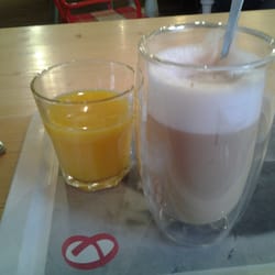 Bäckerei Pass - Latte und Orangensaft dazu