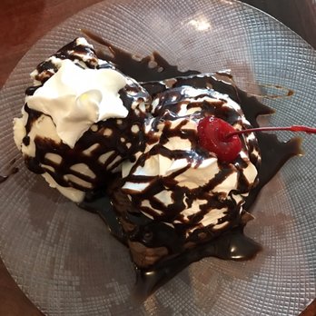 Hukilau - This is their Macadamia Nut Brownie Sundae. Super good!! - Hawaiian Near Me - San Jose, California