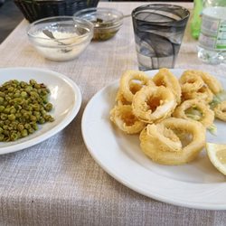 La Conchiglia - Calamari fritti e piselli saltati con salumi