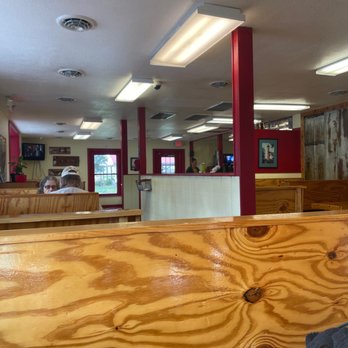 Currituck BBQ - Eating area - Barbeque Near Me - Barco, North Carolina