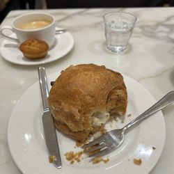 Pompadour - Chocolate croissant and coffee (with tiny muffin)
