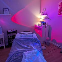Pure Bloom Skincare - Treatment room with Aurora borealis/star projector