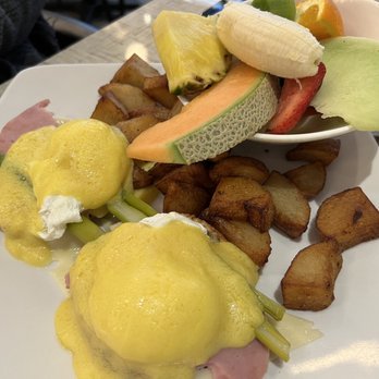 Universel Déjeuners et Grillades - Combine eggs Benedict - Breakfast & Brunch Near Me - Montreal, Quebec Universel Déjeuners et Grillades - Combine eggs Benedict - Breakfast & Brunch Near Me - Montreal, Quebec