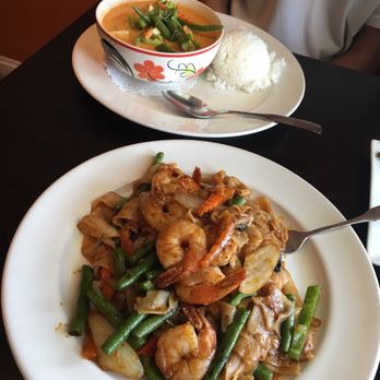 Mango Tree Bistro - Drunken Noodle and lemongrass curry I think - Thai Near Me - Norristown, Pennsylvania Mango Tree Bistro - Drunken Noodle and lemongrass curry I think - Thai Near Me - Norristown, Pennsylvania