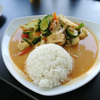 Phó - Mittagsmenü. Reis mit Currysauce, gebratenem Gemüse und Hähnchenfleisch. War okay aber keine Offenbarung. - Vietnamese Near Me - Munich, BY Phó - Mittagsmenü. Reis mit Currysauce, gebratenem Gemüse und Hähnchenfleisch. War okay aber keine Offenbarung. - Vietnamese Near Me - Munich, BY