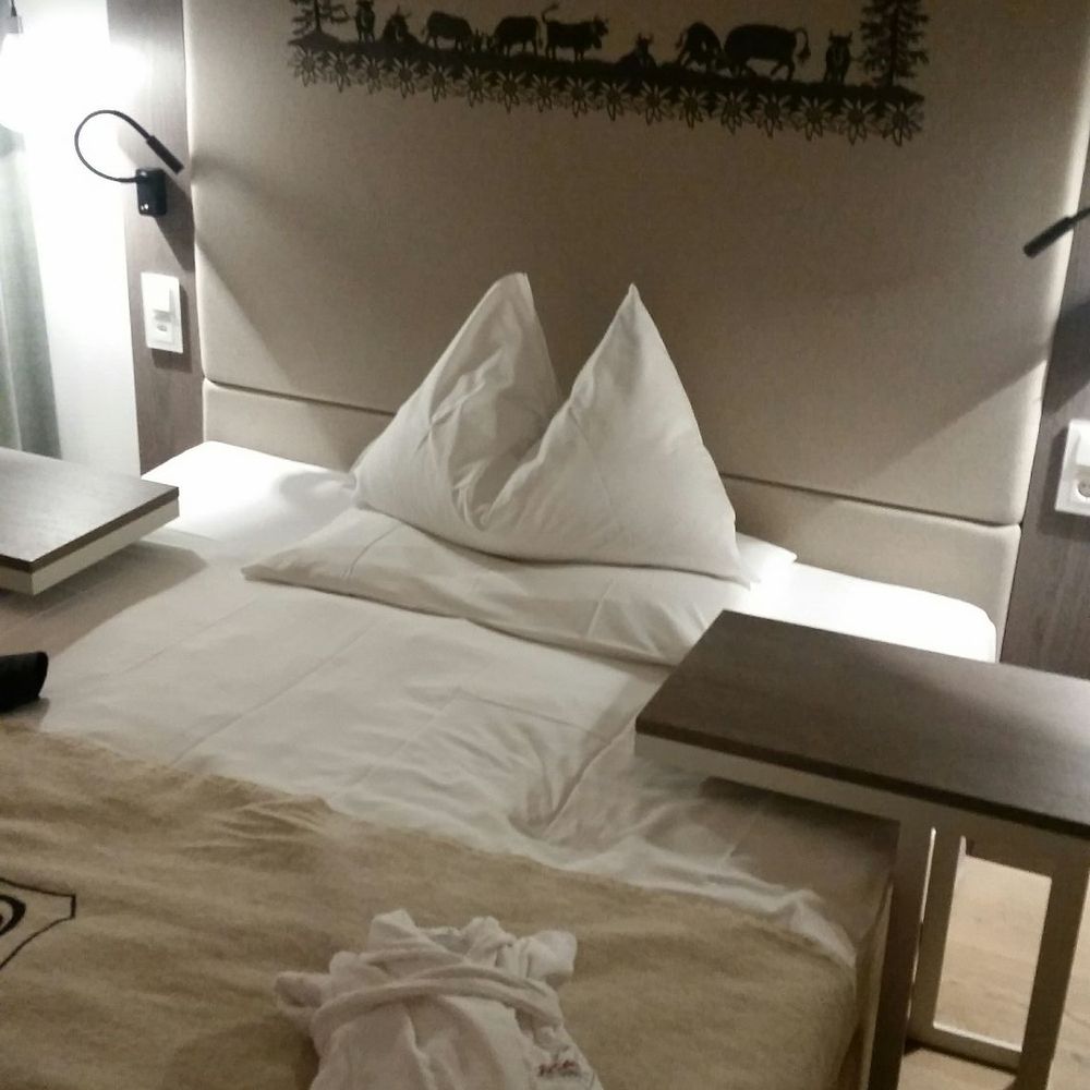 Hotel Daniela - Queen size bed - Hotels Near Me - Zermatt, VS
