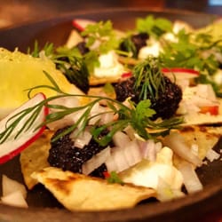 Tag Restaurant og Bar - Potetbrød med rogn, creme fraiche, rødløk og dill