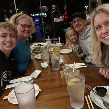 Gra Pow - Dinning area, Margaritas, happy customers - Thai Near Me - Riverside, California