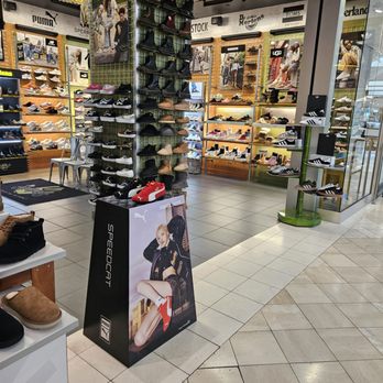 Journeys - Inside the store - Shoe Stores Near Me - Sherman Oaks, California