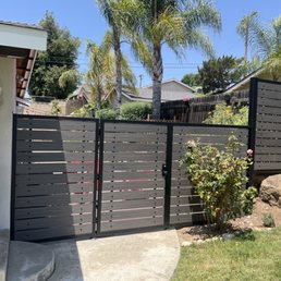 Side gate and fence Side gate and fence