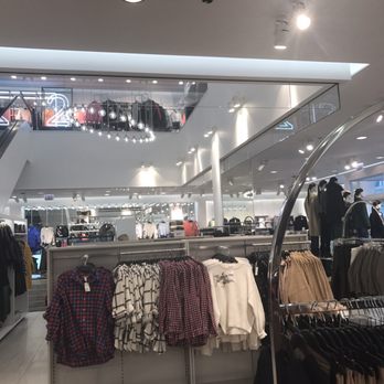 H&M - Men's Clothing Near Me - Chicago, Illinois