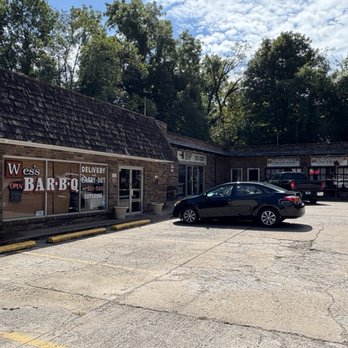 Wes's Barbeque - In an old strip of shops - Barbeque Near Me - Fayetteville, Arkansas Wes's Barbeque - In an old strip of shops - Barbeque Near Me - Fayetteville, Arkansas