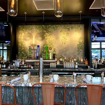Grant Park Bistro - The bar is the focal point - New American Near Me - Chicago, Illinois
