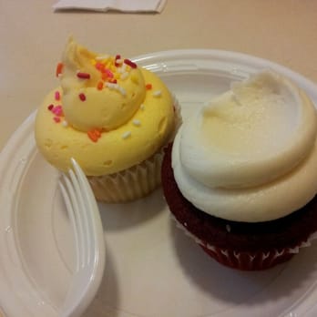 Billy's Bakery - Vanilla and red velvet cupcake - Bakeries Near Me - New York, New York Billy's Bakery - Vanilla and red velvet cupcake - Bakeries Near Me - New York, New York